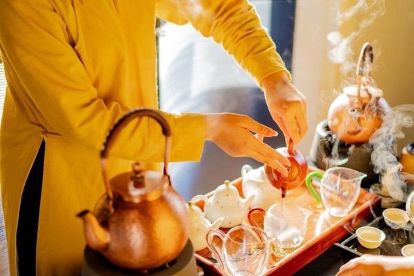 Gia đình thực hiện nghi thức văn khấn vào nhà mới với lòng thành kính, cầu mong tài lộc và bình an.