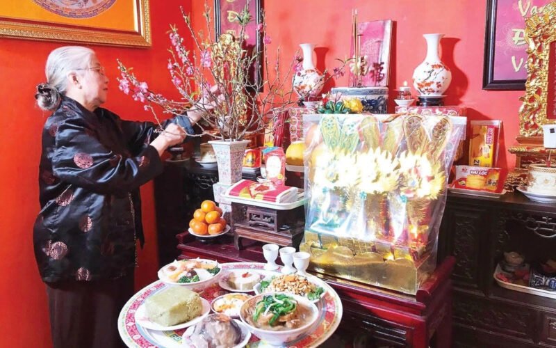 Gia đình Việt trang trọng thực hiện lễ cúng ông Táo với mâm lễ vật đầy đủ, cầu mong bình an.