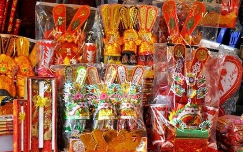 Giấy cúng ông táo gồm mũ, áo, hài bằng giấy