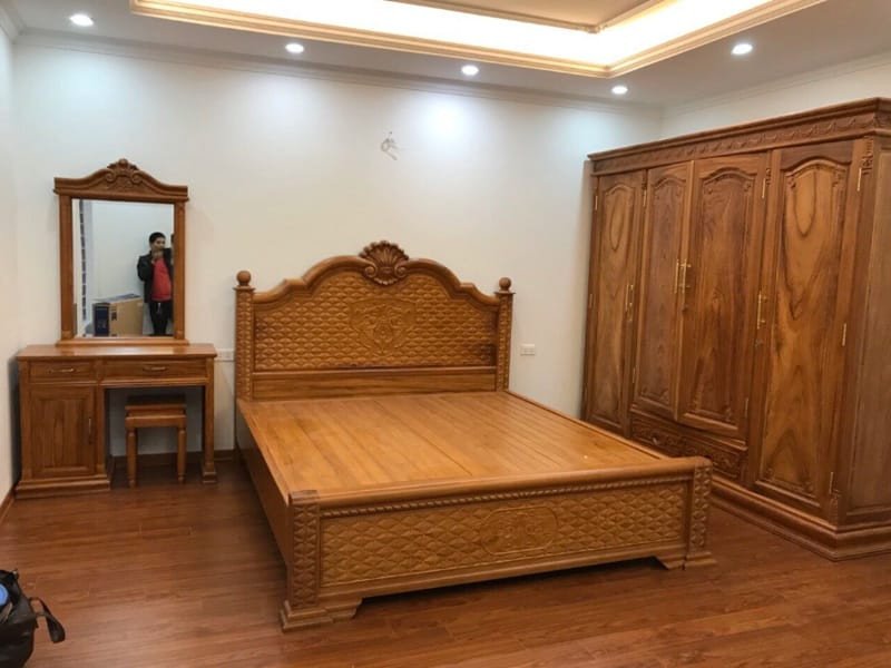 Giường gỗ gõ đỏ với chạm khắc tinh xảo