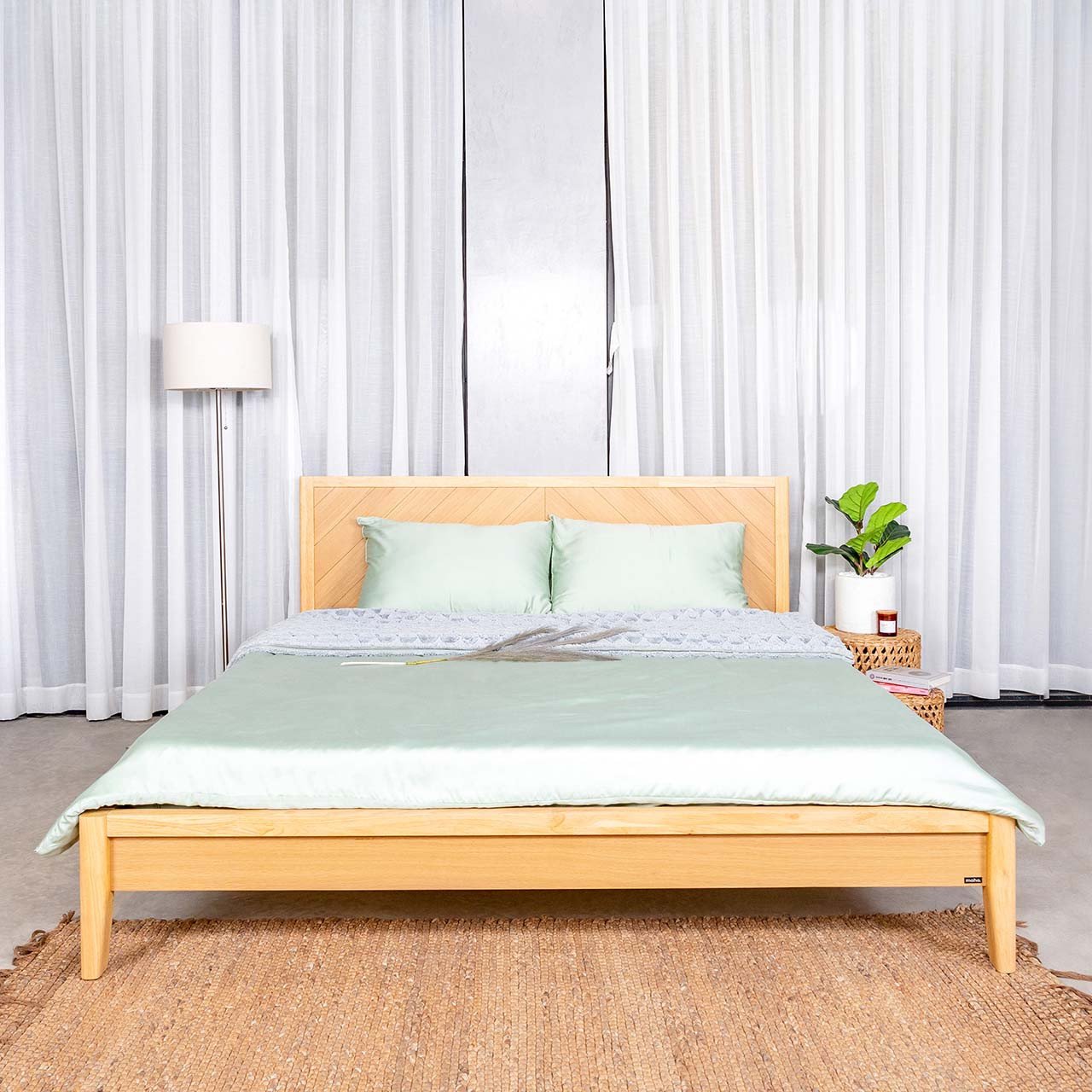 Giường ngủ gỗ cao su HOBRO thiết kế đơn giản, có chân cao