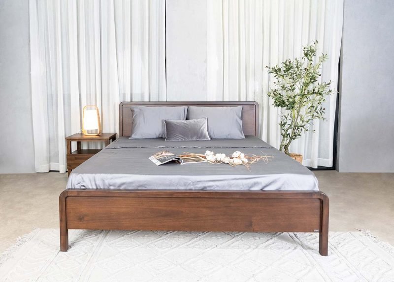 Giường ngủ gỗ tràm có chân kiểu dáng hiện đại