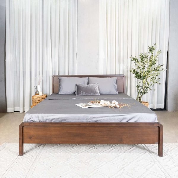 Giường ngủ gỗ tràm với kiểu dáng đơn giản, hiện đại, phù hợp nhiều không gian.