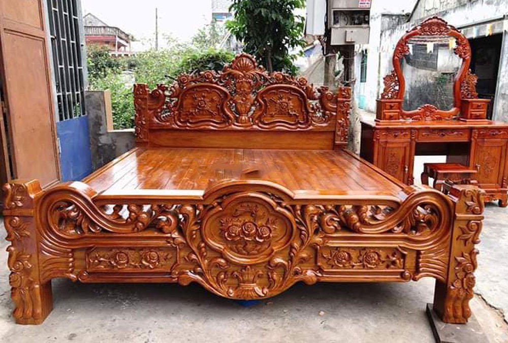 Giường ngủ hiện đại làm từ gỗ gõ đỏ với vân gỗ rõ nét
