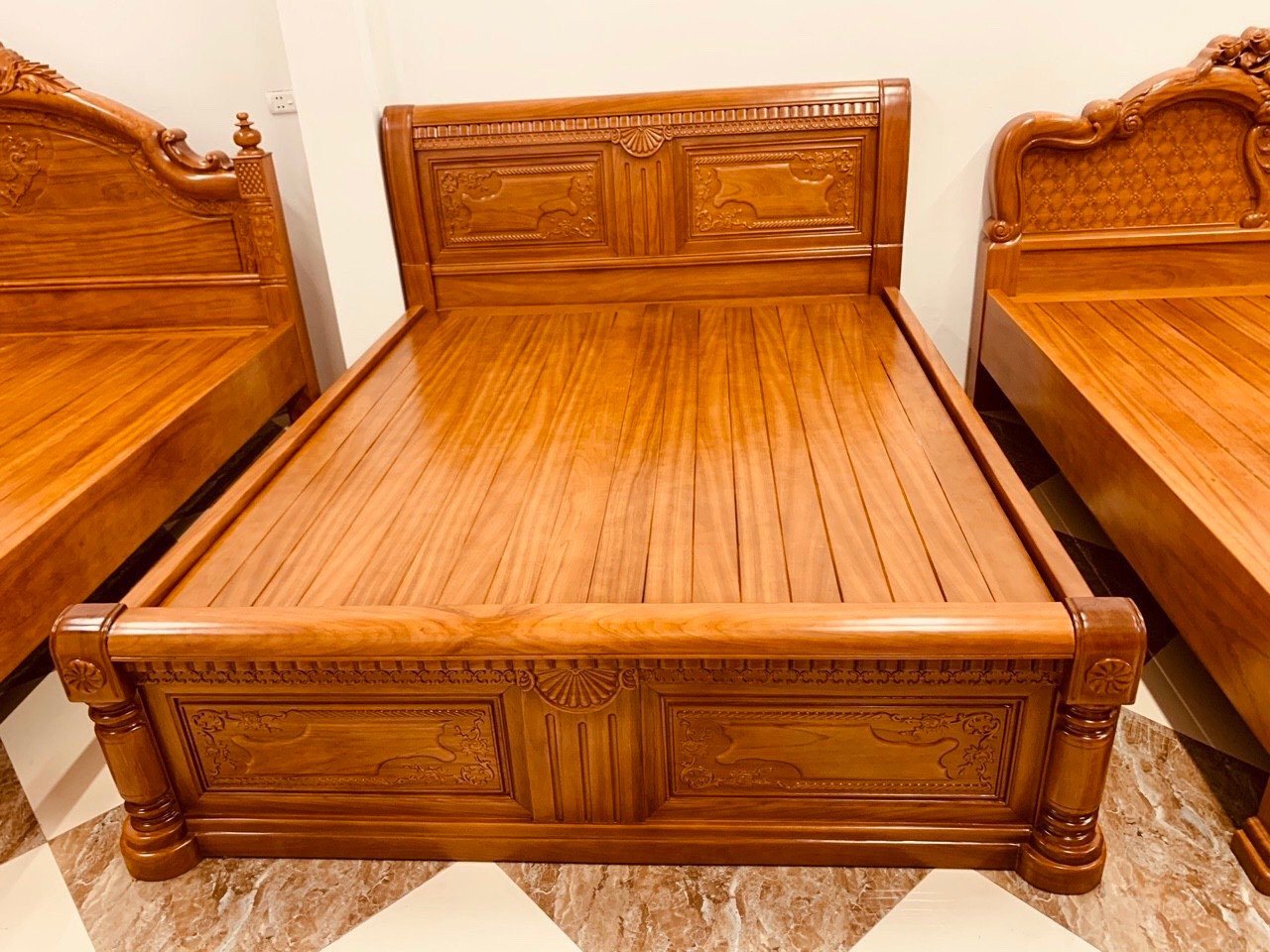 Giường truyền thống làm bằng gỗ gõ đỏ