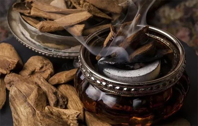 Hình ảnh cận cảnh khúc gỗ African Blackwood (Mun Châu Phi) thể hiện màu đen tuyền và thớ gỗ mịn, loại gỗ đắt nhất trên thế giới