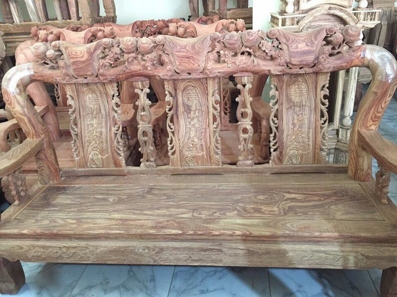 Gỗ hương vân nguyên khối trong xưởng, chuẩn bị chế tác bàn ghế phòng khách