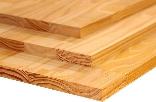 Gỗ thông vàng với màu sắc ấm áp và vân gỗ đều