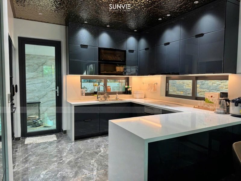 Cận cảnh bề mặt gỗ xạ hương tự nhiên với vân gỗ đẹp mắt và màu sắc ấm áp đặc trưng