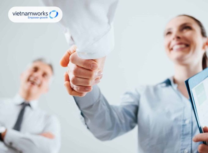 Hai bàn tay bắt chặt biểu thị sự hợp tác, hợp tuổi trong làm ăn và hôn nhân của tuổi 1955