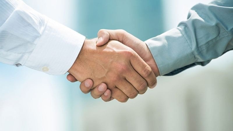 Hai bàn tay bắt chặt thể hiện sự hợp tác làm ăn phát đạt với người sinh năm 1989