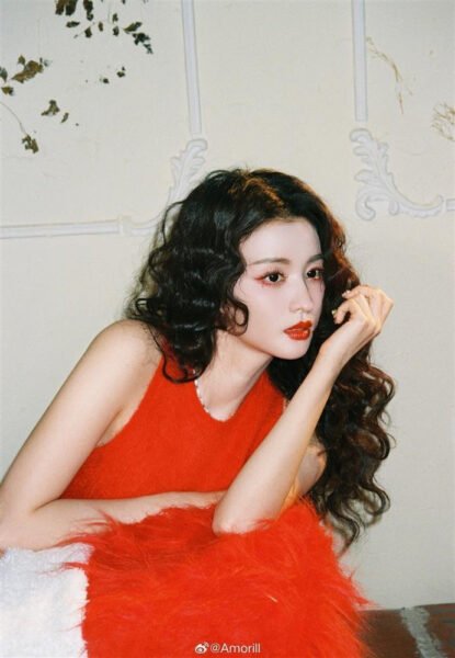 Hình ảnh ba con giáp nhận phước lành, tượng trưng cho vận may tài lộc và sự nghiệp thăng tiến trong tử vi 16 12 24