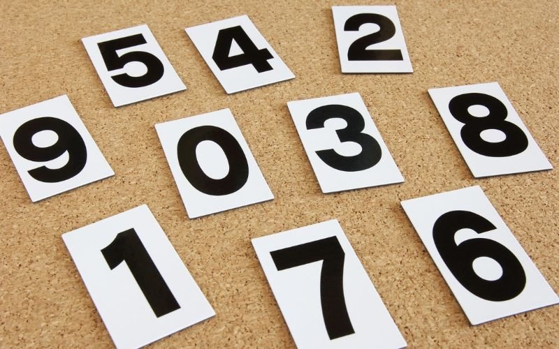 Hình ảnh các con số biểu tượng cho sự may mắn và tài lộc, giúp người Tân Tỵ chọn lựa số hợp mệnh.