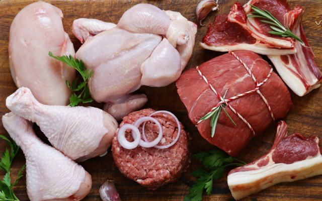 Hình ảnh các sản phẩm thịt được chế biến, gợi nhớ đến các món ăn cúng kính có sử dụng gia vị từ hạt.
