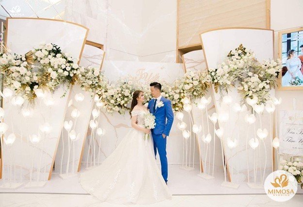 Hình ảnh cô dâu Mậu Dần với chú rể Đinh Sửu, thể hiện sự hòa hợp và Tam Vinh Hiển