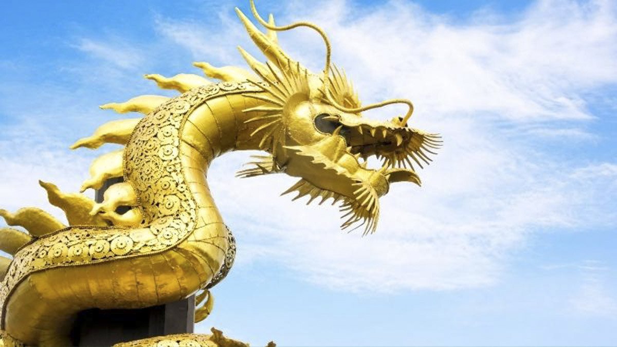 Hình ảnh con rồng vàng đại diện cho tuổi Canh Thìn 2000, biểu tượng của quyền lực và may mắn.