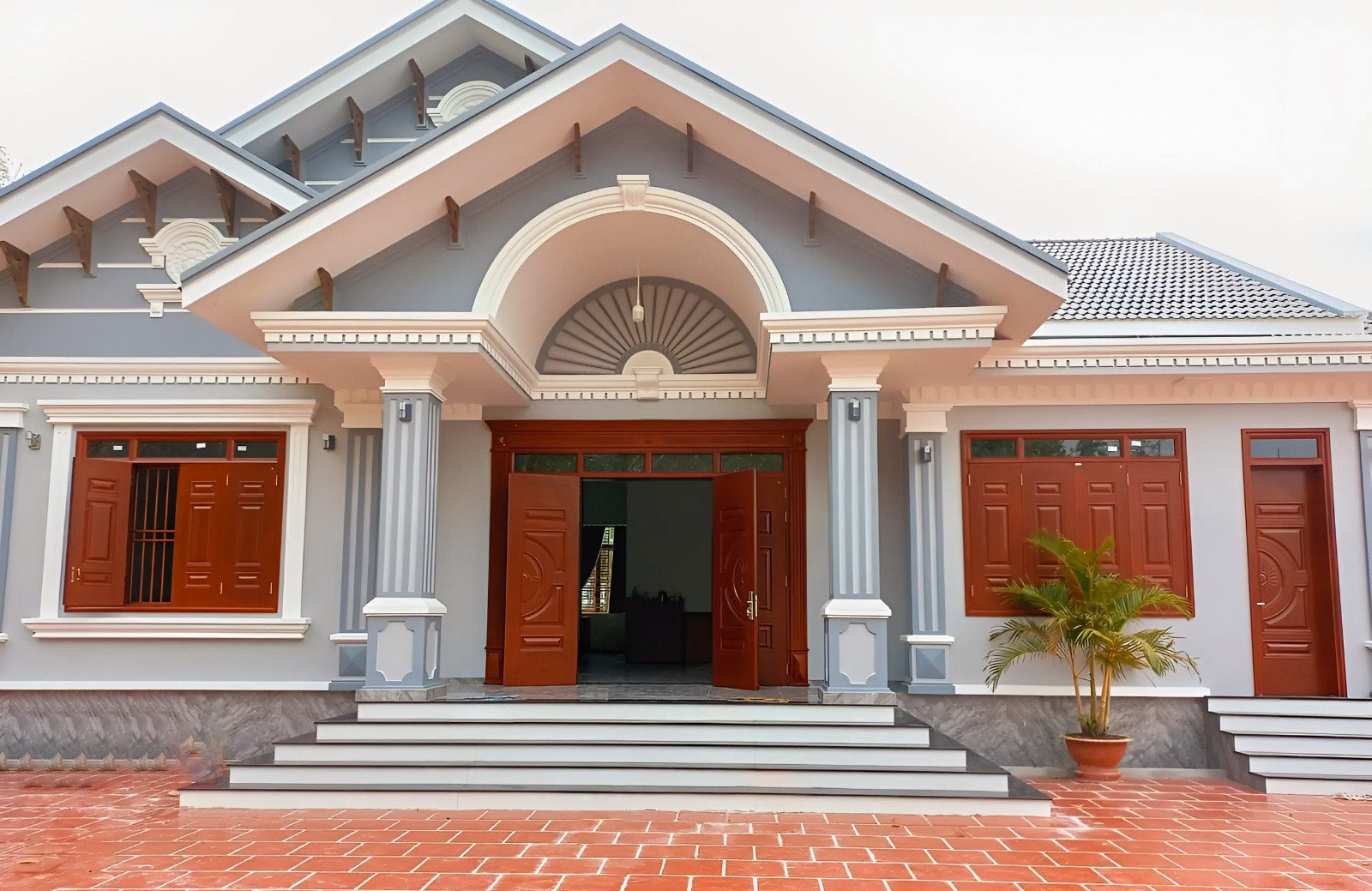 Hình ảnh cửa chính ngôi nhà đón khí tài lộc, minh họa tầm quan trọng của việc chọn hướng nhà hợp tuổi Tỵ