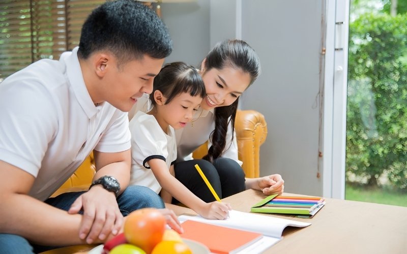 Hình ảnh đôi vợ chồng cùng nhau xây dựng tổ ấm, chia sẻ trách nhiệm gia đình, yếu tố then chốt cho hôn nhân hạnh phúc của nam tuổi Tân Tỵ