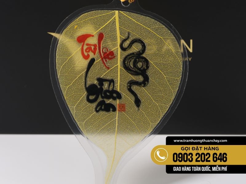 Hình ảnh lá bồ đề bình an, vật phẩm hộ mệnh cho người tuổi Tân Tỵ 2001