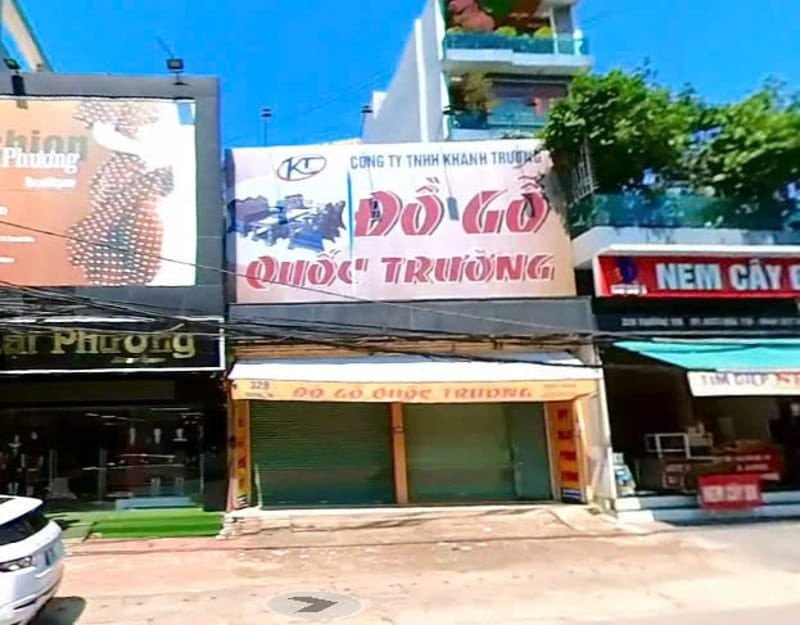 Hình ảnh một cửa hàng đồ gỗ nội thất tại Thanh Hóa với nhiều sản phẩm gỗ