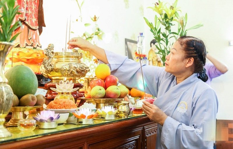 Hình ảnh một gia đình đang thành kính đọc văn khấn trong lễ cúng thay bàn thờ mới, mang lại sự bình an và hòa thuận