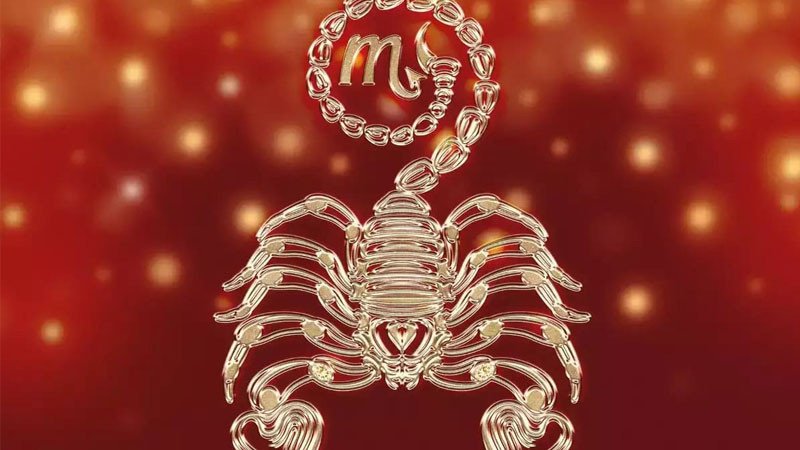 Hình ảnh một người đang làm việc nghiêm túc với máy tính, biểu trưng cho các ngành nghề đòi hỏi sự tập trung