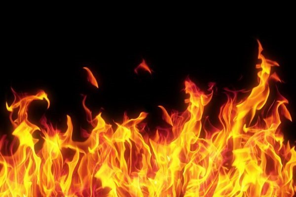 Hình ảnh ngọn lửa cháy rực rỡ, tượng trưng cho mệnh Hỏa hợp với mệnh gì