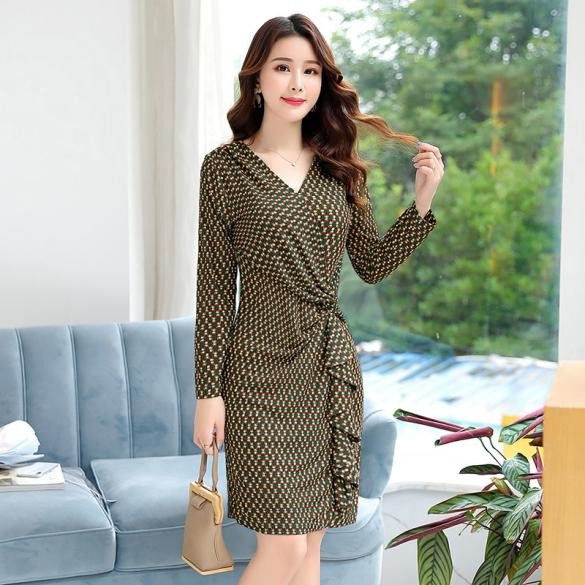 Hình ảnh nữ mạng tuổi Bính Thìn 1976 đang suy tư về vận mệnh của mình