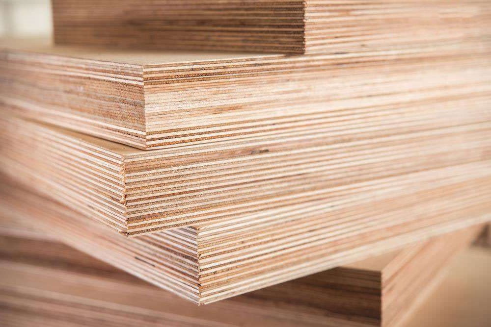 Hình ảnh so sánh giá thành gỗ Plywood với gỗ tự nhiên, thể hiện lợi thế chi phí