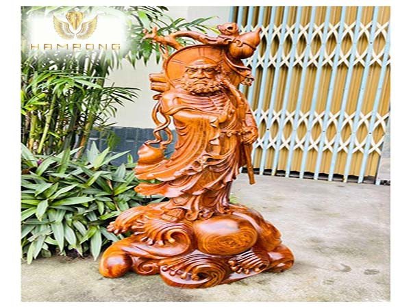 Hình ảnh Tượng Đạt Ma Quá Hải đứng vững vàng trên sóng nước, biểu tượng cho ý chí vượt qua mọi thử thách.