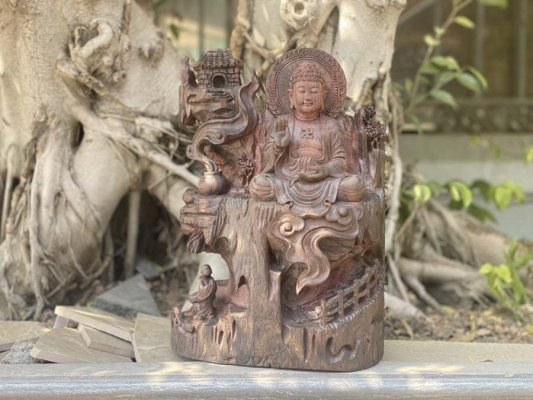 Hình ảnh Tượng Phật gỗ Tử Đàn được thờ phụng với lòng thành kính