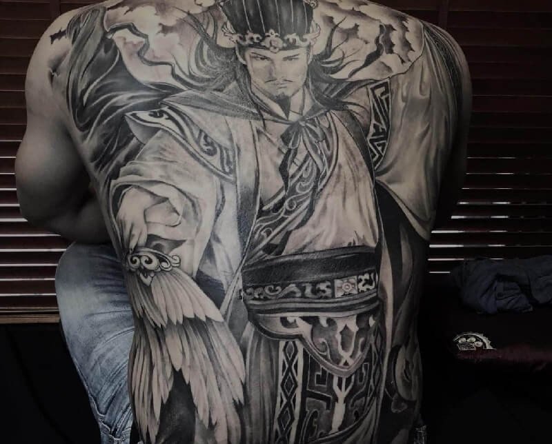 Hình xăm Gia Cát Lượng cầm quạt kín lưng