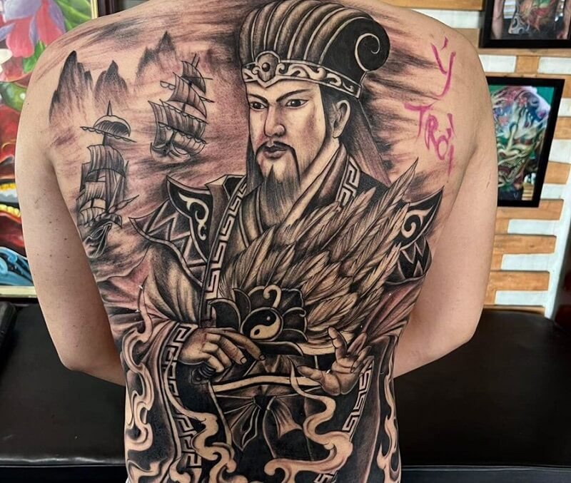 Hình xăm Khổng Minh cầm quạt lông hạc