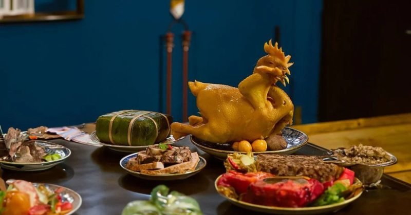 Gà cúng tất niên trên mâm lễ nghi, thể hiện hướng đặt gà cúng tất niên và giao thừa chuẩn phong thủy