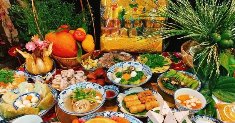Gia chủ thực hiện hướng đặt gà cúng tất niên và giao thừa trong nhà theo đúng truyền thống