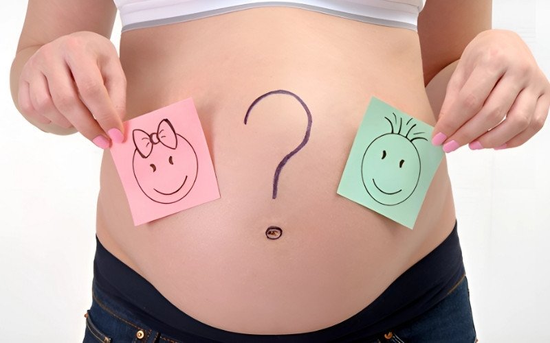 Hướng lắc của nhẫn được cho là dự đoán giới tính của con đầu lòng.