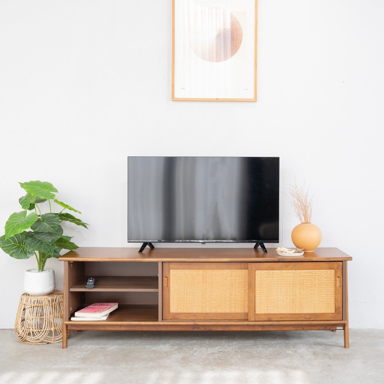 Kệ đặt sàn tivi có nhiều ngăn lưu trữ tiện dụng