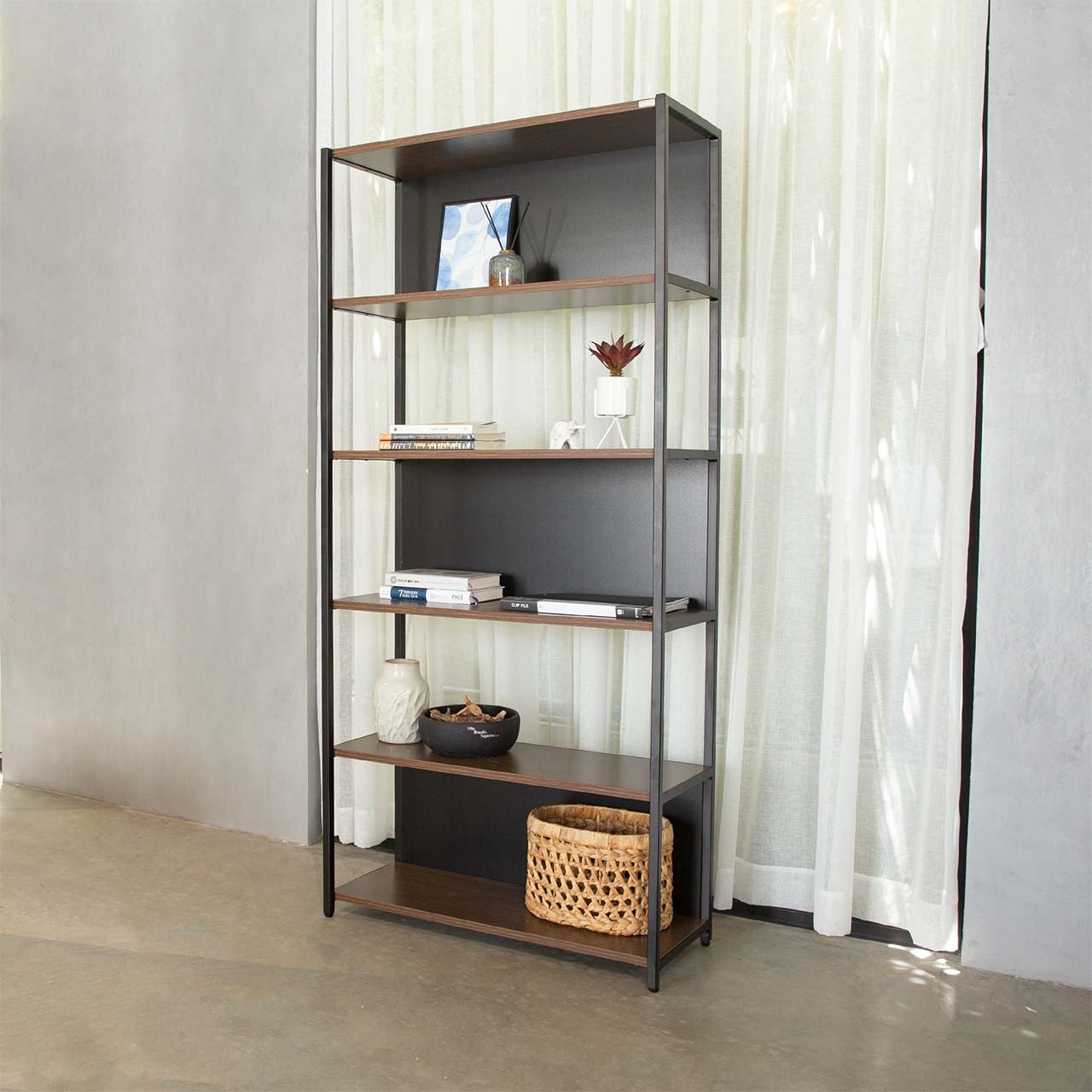 Kệ sách gỗ 5 tầng cung cấp không gian lưu trữ lớn