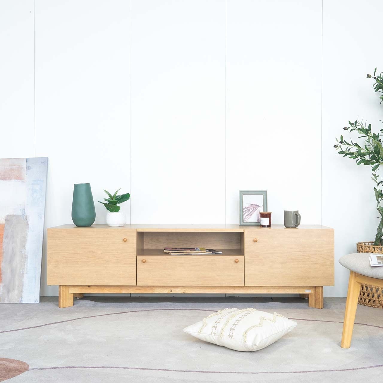 Kệ tivi gỗ cao su màu tự nhiên, thiết kế hiện đại