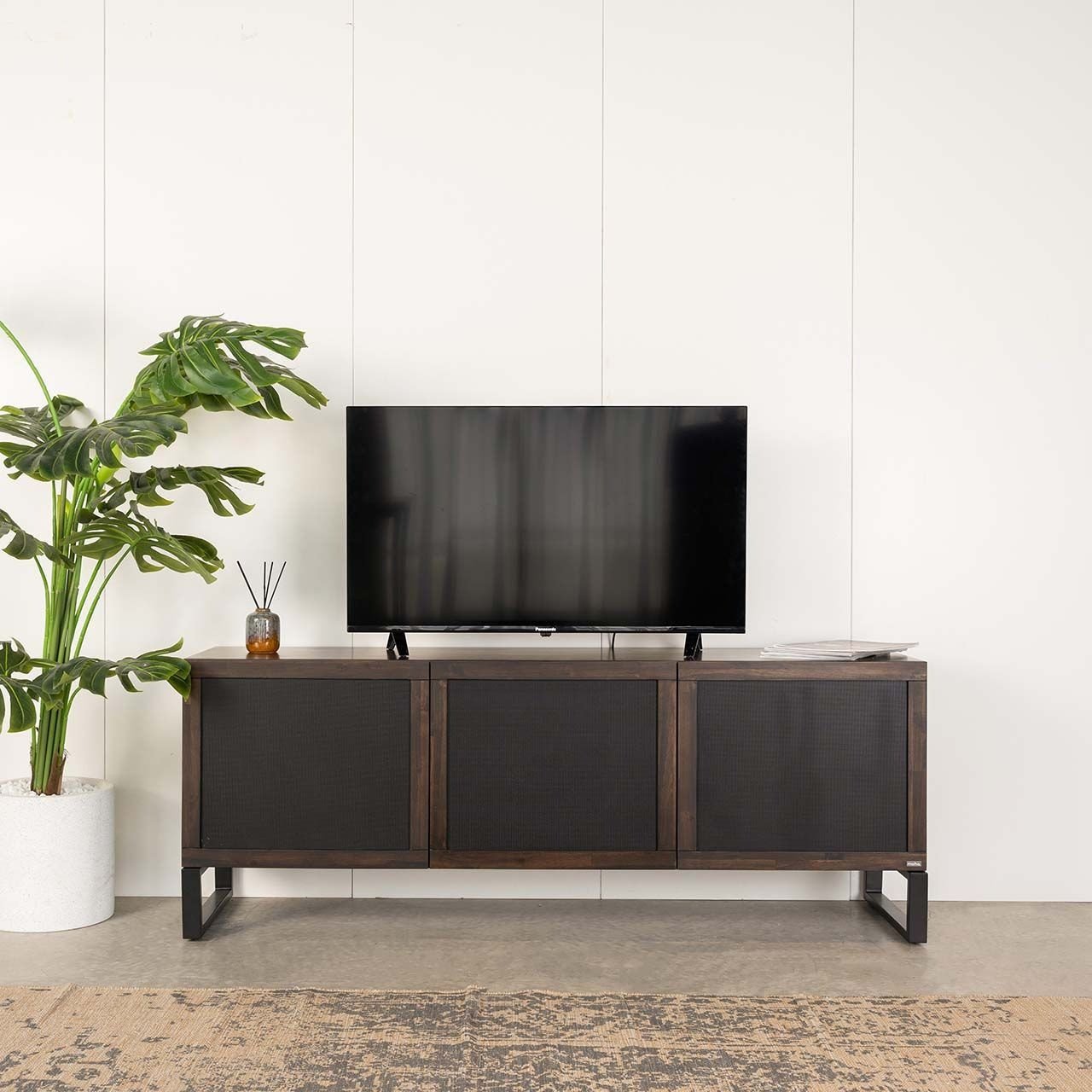 Kệ tivi gỗ tràm tự nhiên đặt sàn chắc chắn