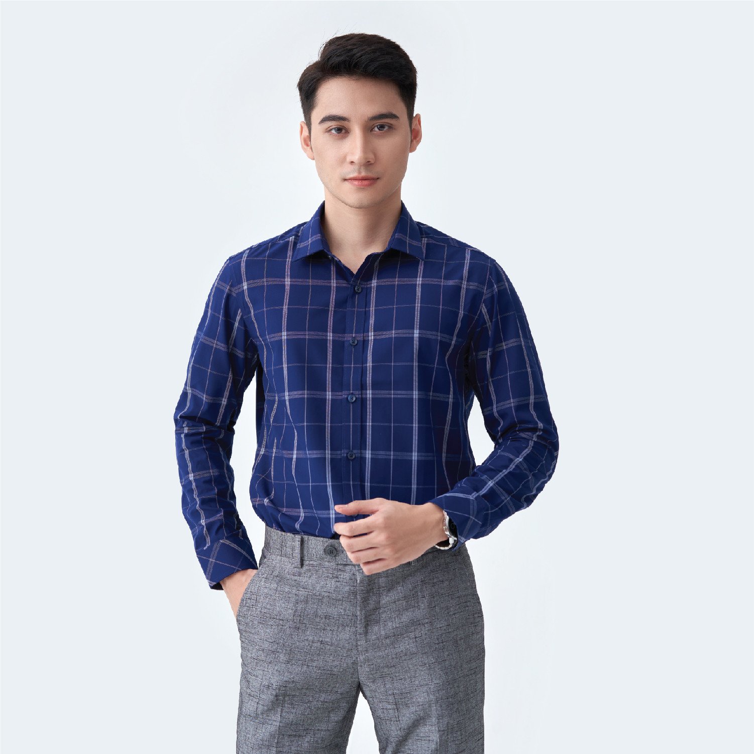 Kết hợp áo sơ mi xanh dương với quần âu