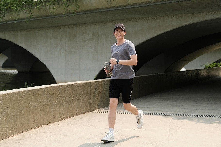 Kết hợp áo T-shirt màu bạc với quần short thể thao