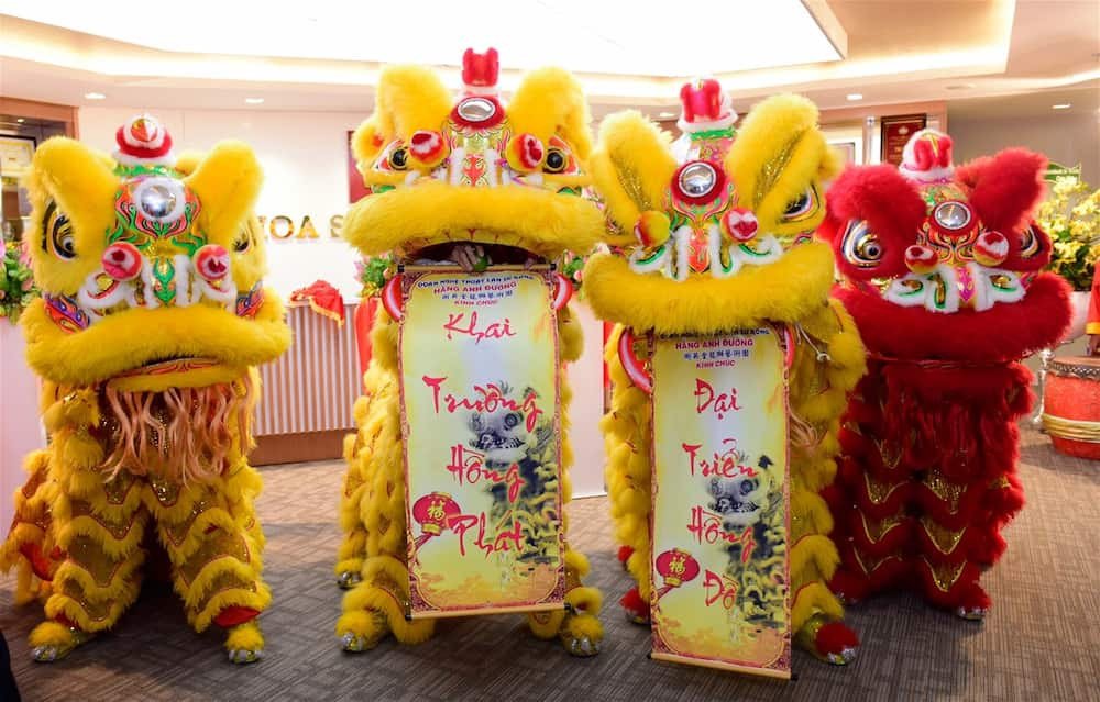 Kết thúc lễ vật cúng khai trương, chuẩn bị đón khách mở hàng.