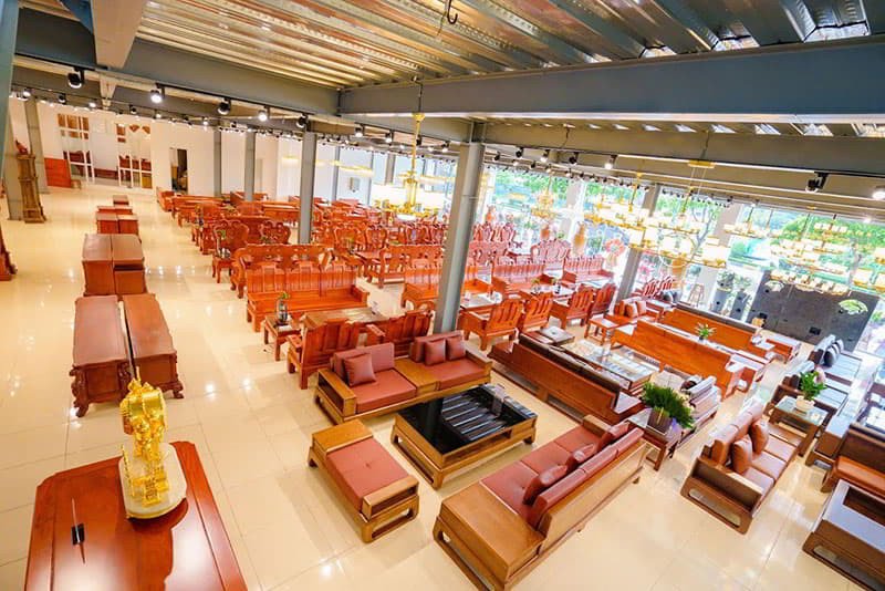 Khách hàng tham khảo mẫu mã nội thất tại cửa hàng ở Bắc Ninh