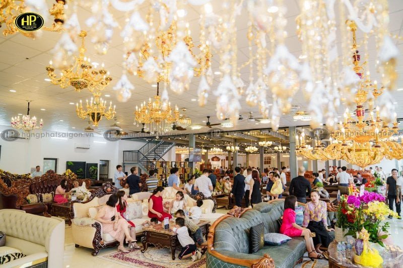 Khách hàng trải nghiệm trực tiếp sản phẩm nội thất tại một showroom