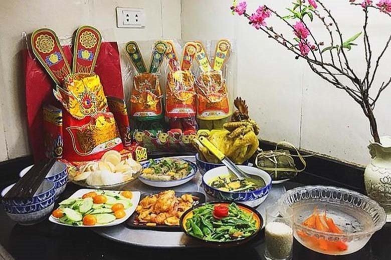 Khay tiền vàng, hương trầm và nến trên bàn thờ cúng ông Công ông Táo