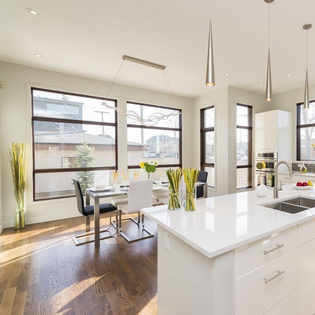 Không gian bếp sạch sẽ, ấm cúng với tông màu trắng tinh khôi, lựa chọn an toàn cho tuổi Ất Mão