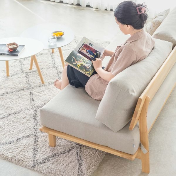 Không gian phòng khách với bộ bàn ghế sofa gỗ ấm cúng