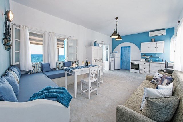 Không gian phòng khách với gam màu xanh Norwegian Blue mang đến cảm giác tươi mát, hợp mệnh Thủy tuổi Ất Mão