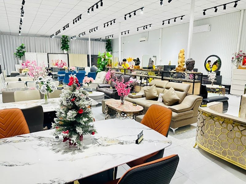 Không gian trưng bày nội thất tại cửa hàng Hùng Vương Phan Thiết